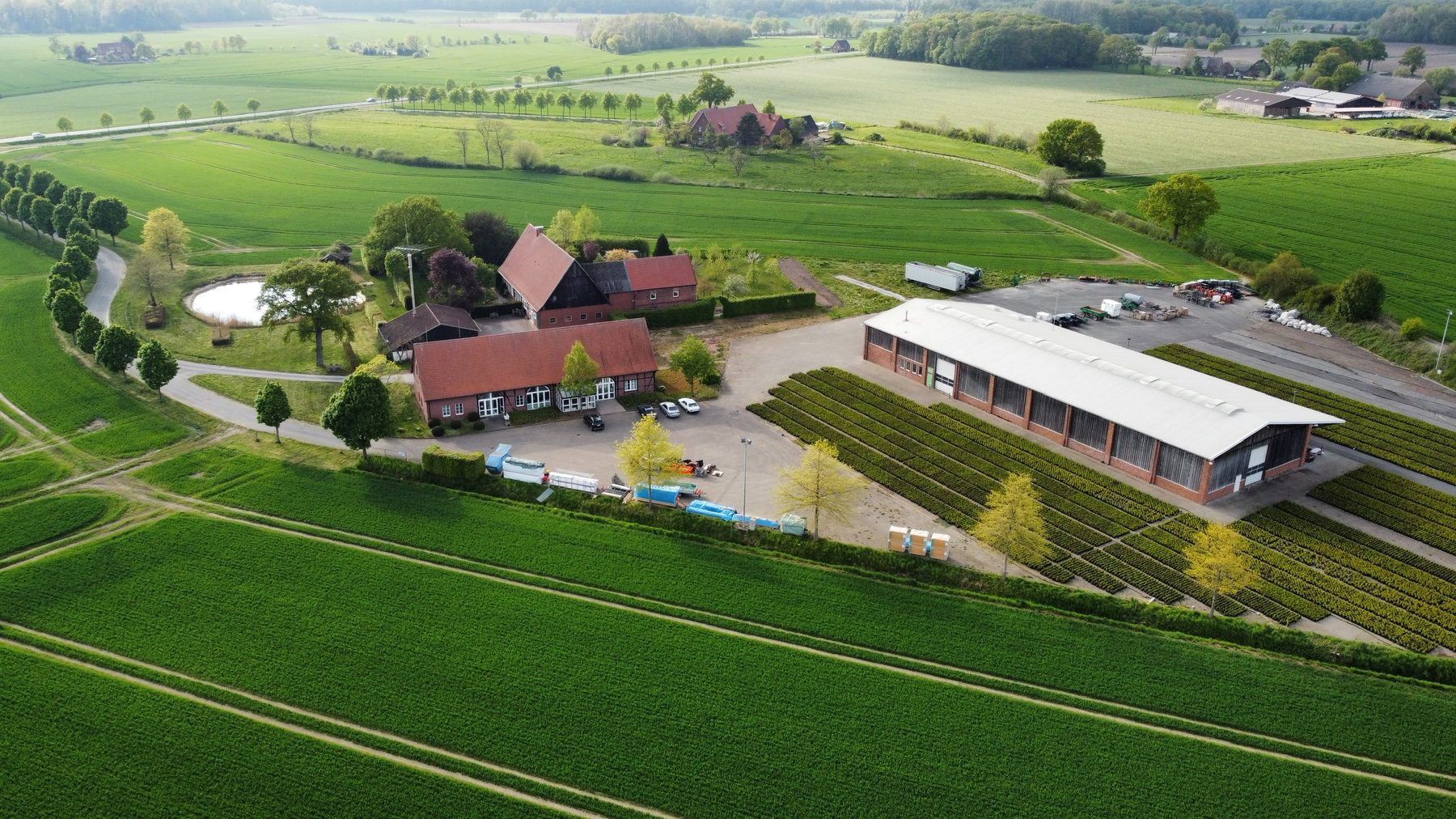 Betriebshof von Wiebe Objektservice mit Fuhrpark und Hallen