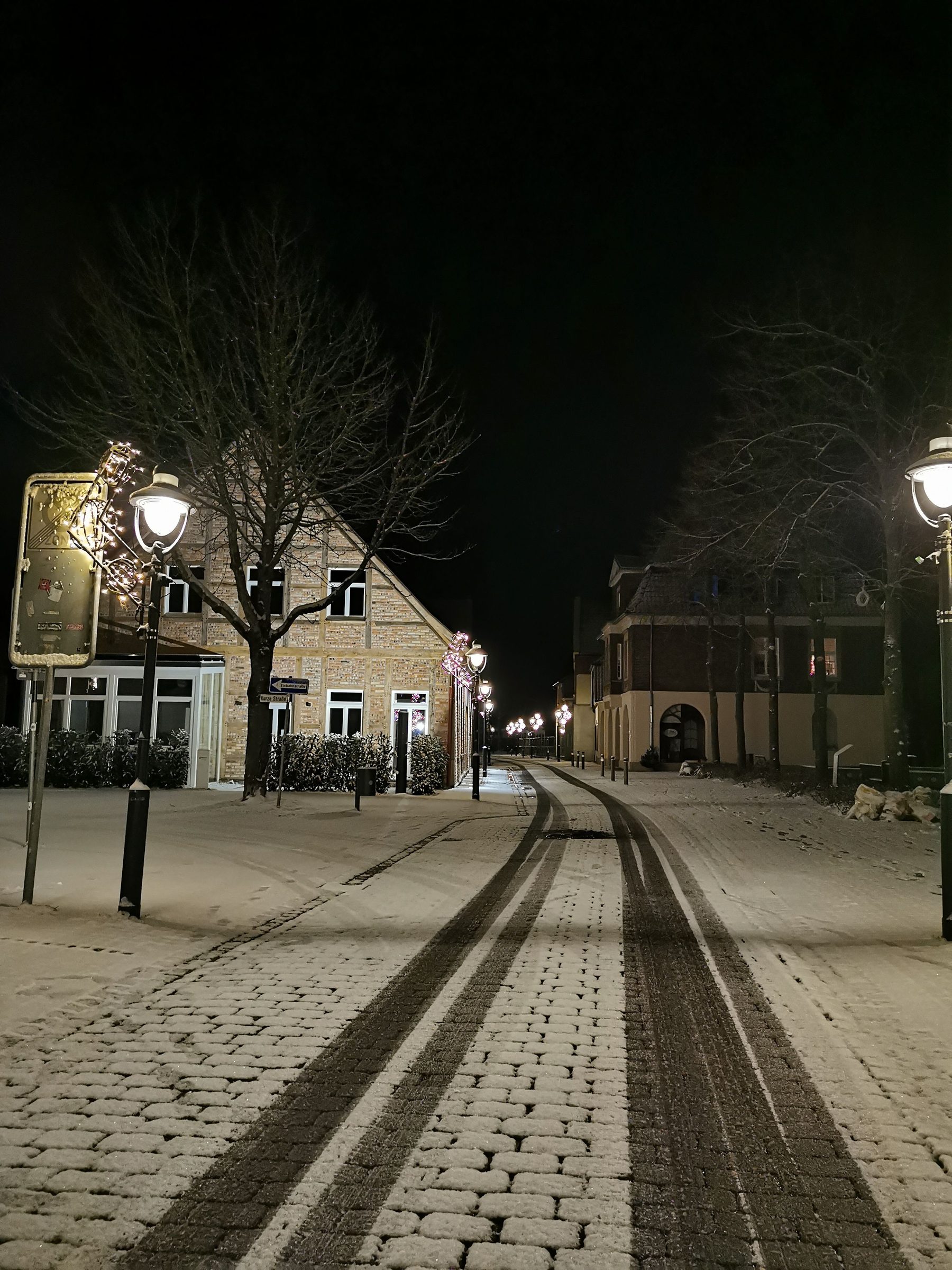 Geräumter Gehweg mit Streugutresten nach dem Winter