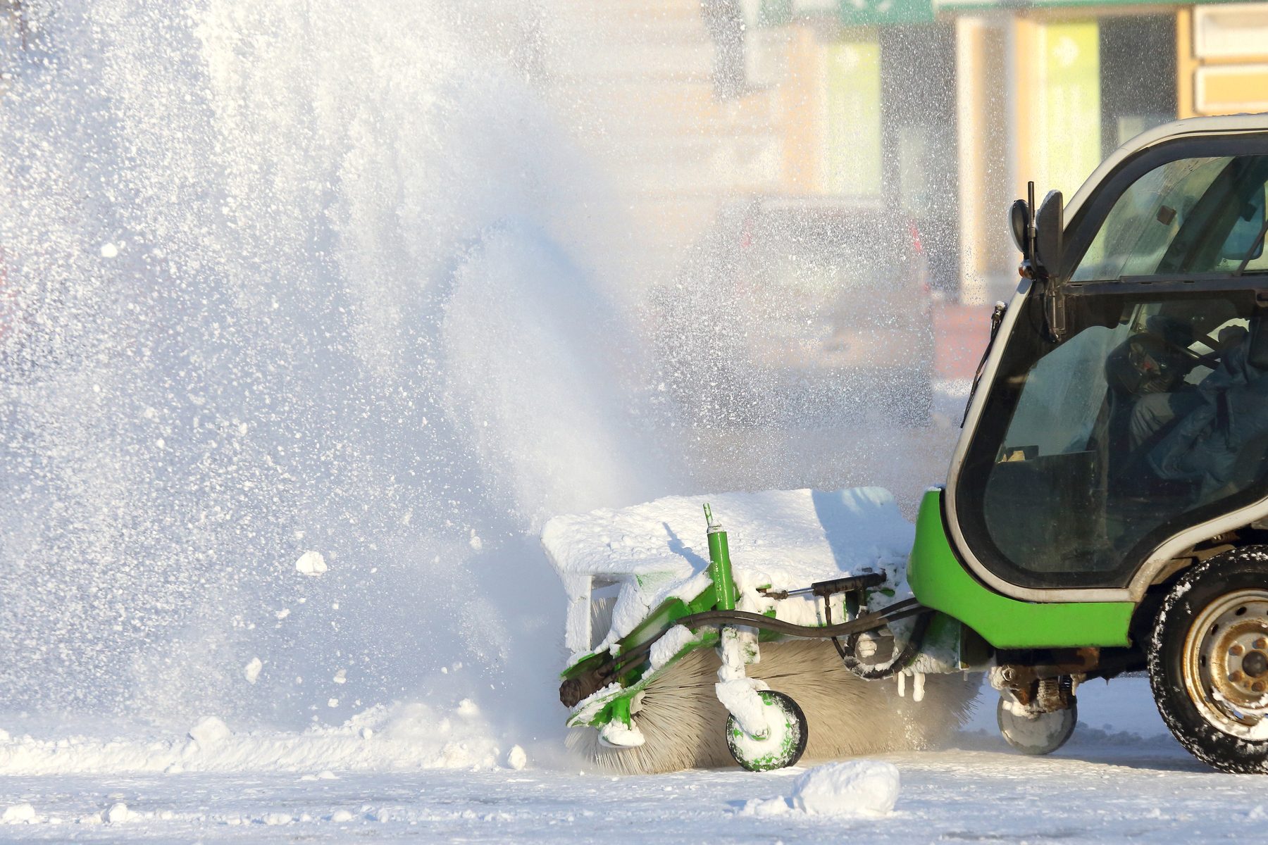 Winterdienst – Räumfahrzeug beim Schneeräumen einer Fläche