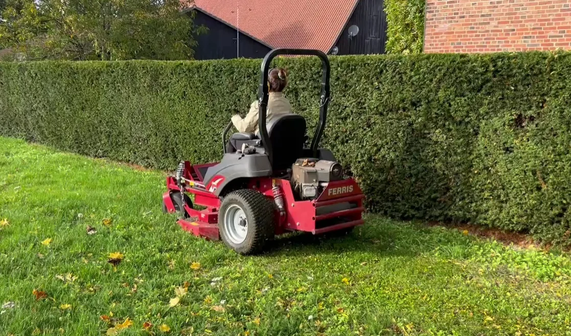 Aufsitzmäher Ferris ISX800 auf großer Rasenfläche