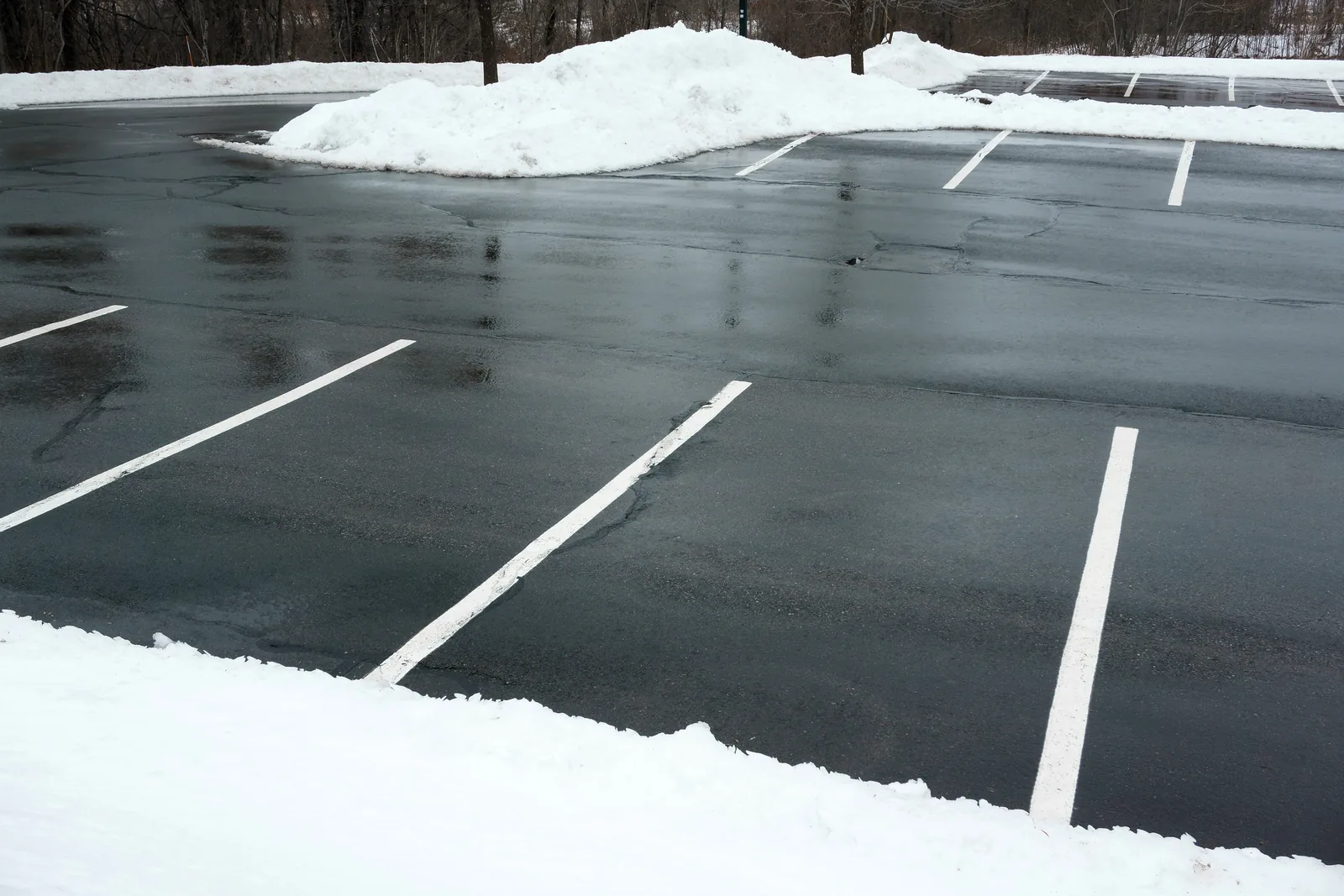 Ger&auml;umter und gestreuter Parkplatz nach dem Winterdienst in Nordrhein-Westfalen