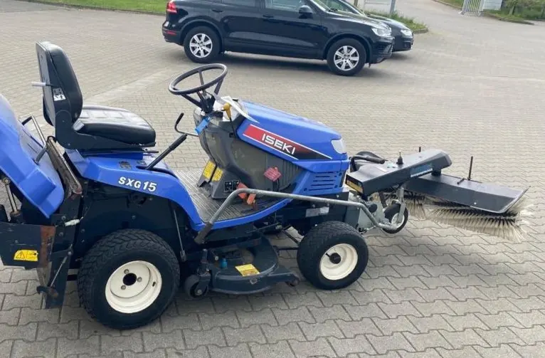 Iseki mit Kehrmaschinen-Aufsatz im Einsatz