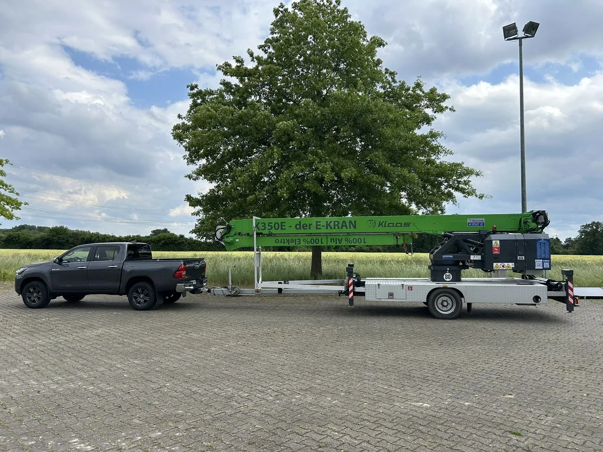 Pickup mit Anhänger und Arbeitsbühne
