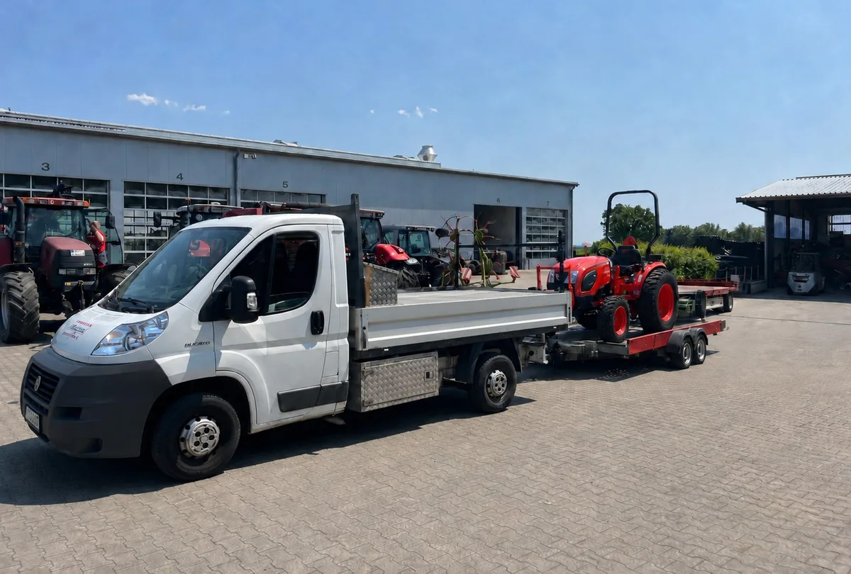 Pritschenfahrzeug mit Traktor auf dem Anhänger